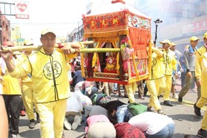 鑽轎底