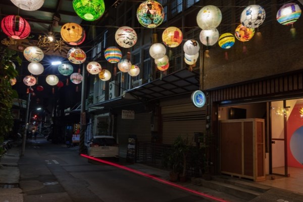 從民間燈影到光雕盛宴：台灣燈會的百年變奏