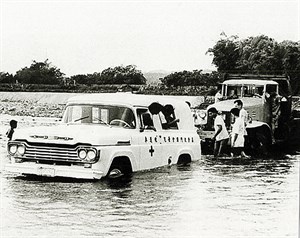 門諾巡迴醫療車冒險涉溪