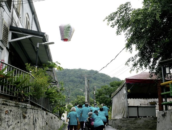 《移動中的乘客—沉默的群像：平溪長者藝術行動》