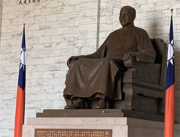 中正紀念堂的蔣公雕像