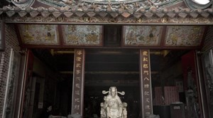 霞海城隍廟拜殿正面門楣之上安置的廟名匾額即八仙刺繡裝飾。