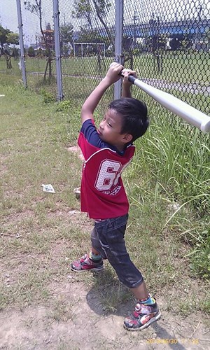 小時候跟爸爸一起去打壘球