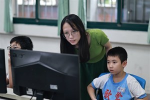 鶯歌國小的老師，與學生一同學習。