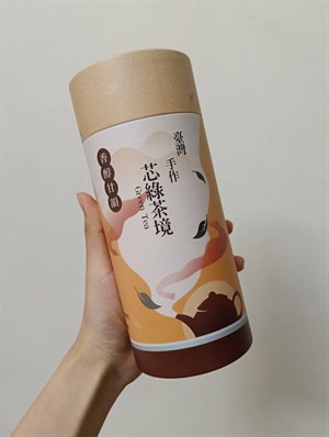 老闆熱情贈送柚香綠茶