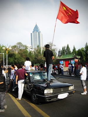 Armed Han groups during the riots