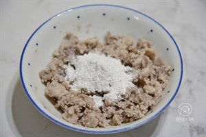 2. 芋頭蒸熟，趁熱加入少許糖，可依自己喜愛甜味的程度，酌量加入。將芋頭壓成泥或小粒狀，趁熱分次加入粉類拌勻按壓。