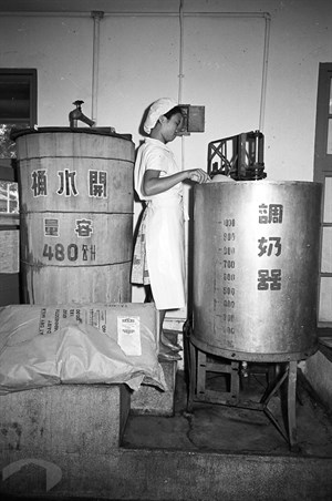 用調奶器沖泡脫脂奶粉