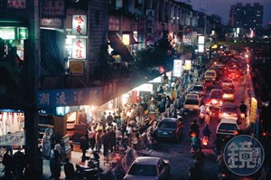 中華商場拆除前夕的一個夜晚，商家在清倉大拍賣，引來人潮