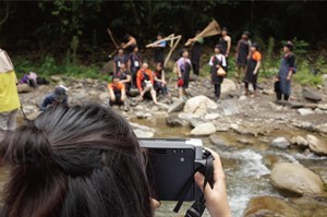 以拍立得復刻約翰·湯姆生所攝的〈荖濃漁獵團體〉