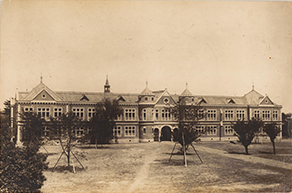 1888年左右的東京帝國大學工科大學本館舊照(資料來源:東京大學建築系圖書室典藏)