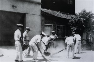 館藏1970年代北高學生進行社區消除髒亂的衛生勞動服務老照片之一