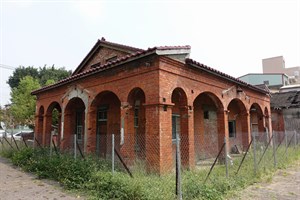 曾為臺灣合同鳳梨株式會社辦公廳舍的高雄九曲堂臺灣鳳梨工場是全台唯一僅存日治時期的鳳梨罐頭產業建築