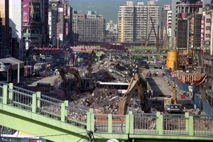圖為中華商場於1992年陸續拆除