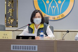 蔡英文總統今（6）日下午前往衛生福利部疾病管制署慰勉防疫團隊，為辛苦的防疫團隊加油打氣