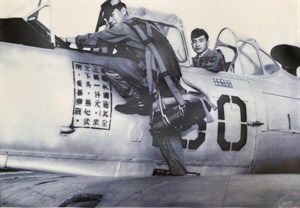 前空軍飛行教官周杰與學生合影