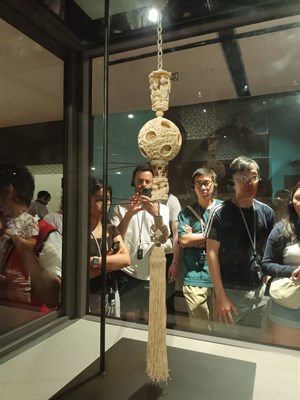 象牙雕鏤空人物套球(Ivory ball of concentric layers decorated with openwork figures)