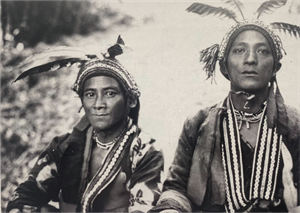 瀨川孝吉攝於1930年代，排剪社，裝扮附有羽毛的帽子、項鍊、胸飾等盛裝的年輕人。