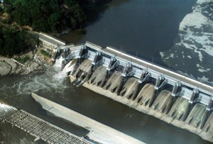 台灣九二一大地震受創嚴重的東勢地區，石岡水壩因強