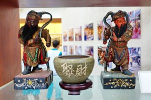 館藏秦叔寶、尉遲恭木雕像