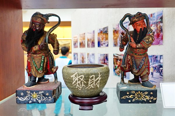 北港高中鄉土文物館館藏文物：秦叔寶、尉遲恭木雕像