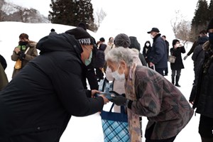 表演結束，謝銘祐與在地長輩相互答謝致意