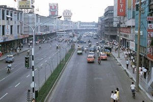 1969年的台北市中華路一段，中華商場各棟之間的天橋尚未建造，照片左側的直式紅綠燈所在路口是武昌街，再往北的路口是漢口街，右邊位於漢口街口的大樓是第一股份有限公司（第一百貨），在右上角可以看見其紅底白