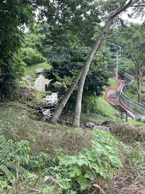 廣場旁的觀音坑溪