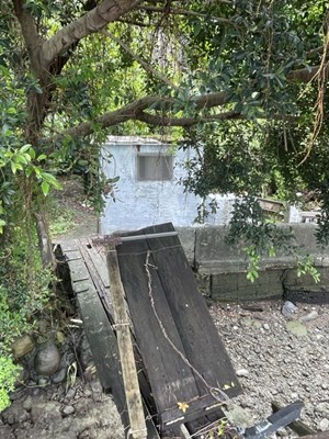 簡易木棧橋，原先連接寺廟原址與自行車道