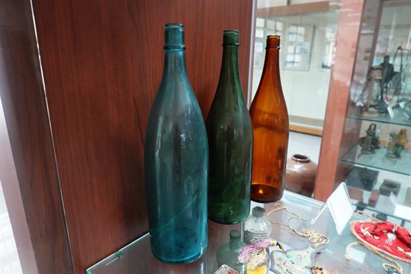 北港高中鄉土文物館館藏文物：深色大玻璃瓶