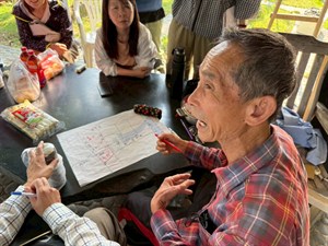土城耆老蔡顯榮阿伯畫出土城地區的魚塭分布