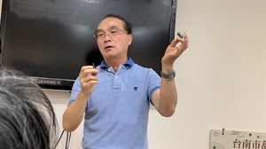 農田水利署嘉南管理處隆田工作站站長陳艷星示範操作「摸齒仔」