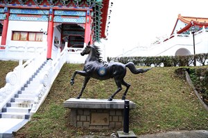 花蓮港神社的銅馬被烙上青天白日的國徽