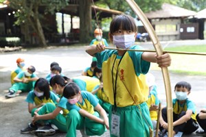鄒族山林教室體驗活動以傳統文化進行闖關遊戲（傳統弓箭）