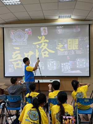 讓學員們親手操作相機或手機進行實作練習