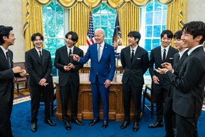 2022年5月31日在白宮的防彈少年團和現任美國總統拜登