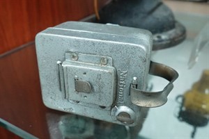 館藏松下電器製造之方形燈是標有「National」商標