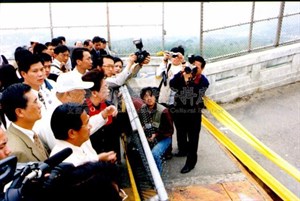 第十屆總統、副總統當選人陳水扁與呂秀蓮訪視地震災後重建情形