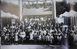 太平洋戰爭期間出征陣亡將士遺族悼念會於北港神社前合影