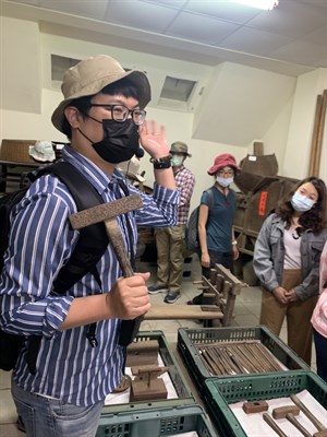 即使是疫情期間，仍於唭哩岸好所在文物展中說明打石工具