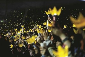 BIGBANG 的「皇冠手燈」