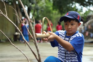 鄒族山林教室體驗活動以傳統文化進行闖關遊戲（彈石竹槍）