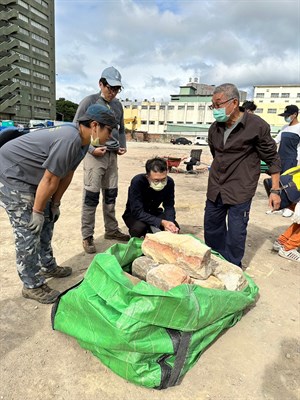 謝炎山師師傅跟志工解說唭哩岸石的特質