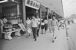 人潮穿梭在中華商場的街道上，熙熙而來、攘攘而往，為台北市帶來繁榮的景象