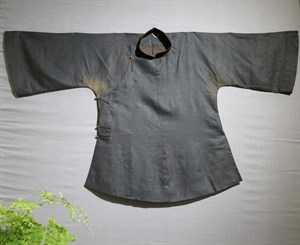 已有近百年歷史的香雲紗大襟衫