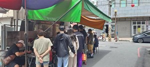 可憐孤兒在排隊