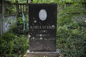 墓碑上仍有俄軍掃射的彈痕