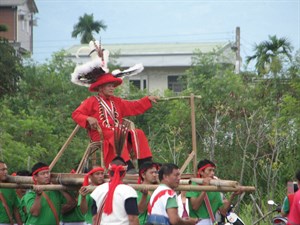 太巴塱頭目由部落青年扛轎進場