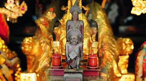 (圖一) 城隍爺從祀神八將中的謝將軍(後)、范將軍(前)，民間通稱七爺、八爺。  (圖二) 偏殿的八爺大型神像腳下跪著的惡鬼，有警世之意。
