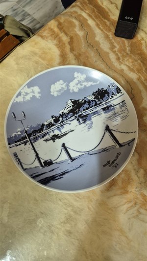淑美阿姨家一直珍藏的盤子，印有愛河曾經的風貌